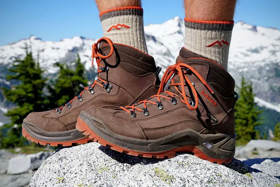 consumer reports hiking boots